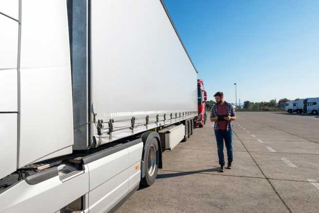 Opóźnienie transportu dedykowanego, czy firmie transportowej należy się pełna kwota?